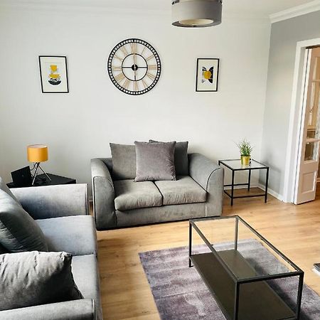 Wolverhampton Large 3 Bedrooms 5 Bed House Perfect For Short & Long Stays Contractors Business Nhs Insurance 1 Bathroom And Separate Wc Private Garden Driveway For 2 Large Vehicles Close To City Centre M6 M54 And Walsall Willenhall Cannock Property Экстерьер фото