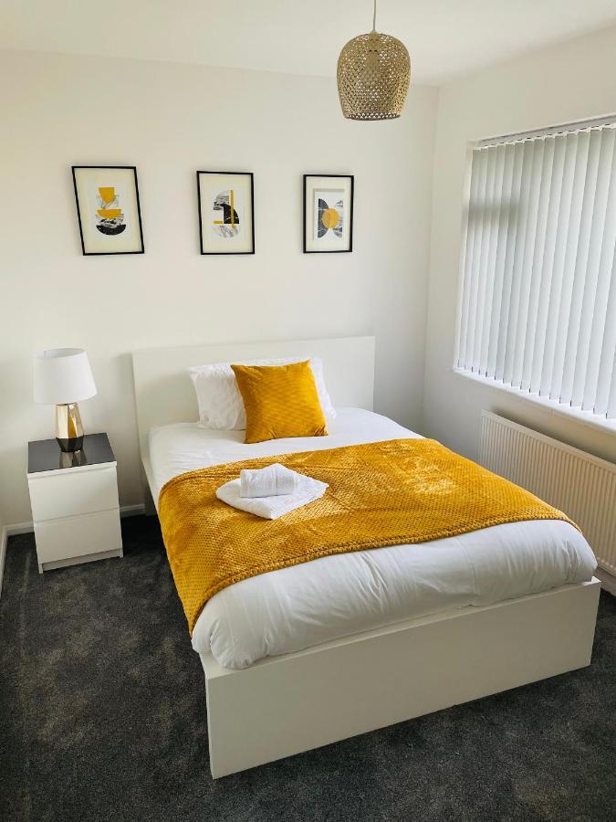 Wolverhampton Large 3 Bedrooms 5 Bed House Perfect For Short & Long Stays Contractors Business Nhs Insurance 1 Bathroom And Separate Wc Private Garden Driveway For 2 Large Vehicles Close To City Centre M6 M54 And Walsall Willenhall Cannock Property Экстерьер фото