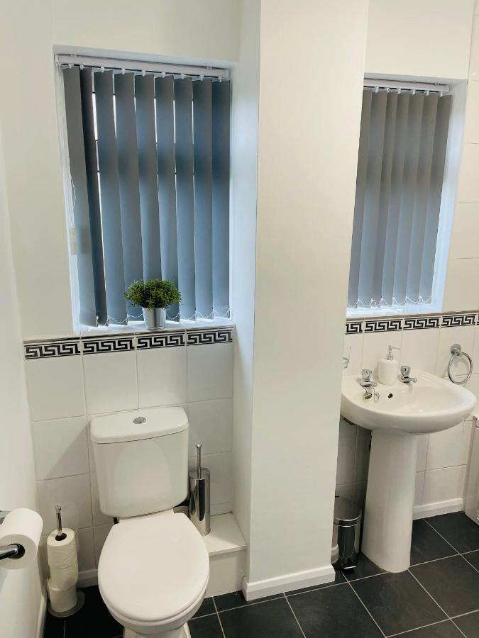 Wolverhampton Large 3 Bedrooms 5 Bed House Perfect For Short & Long Stays Contractors Business Nhs Insurance 1 Bathroom And Separate Wc Private Garden Driveway For 2 Large Vehicles Close To City Centre M6 M54 And Walsall Willenhall Cannock Property Экстерьер фото
