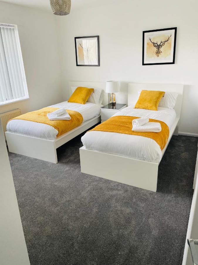Wolverhampton Large 3 Bedrooms 5 Bed House Perfect For Short & Long Stays Contractors Business Nhs Insurance 1 Bathroom And Separate Wc Private Garden Driveway For 2 Large Vehicles Close To City Centre M6 M54 And Walsall Willenhall Cannock Property Экстерьер фото