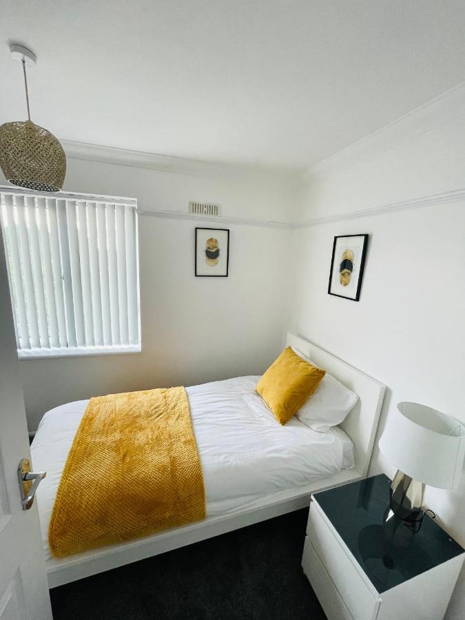 Wolverhampton Large 3 Bedrooms 5 Bed House Perfect For Short & Long Stays Contractors Business Nhs Insurance 1 Bathroom And Separate Wc Private Garden Driveway For 2 Large Vehicles Close To City Centre M6 M54 And Walsall Willenhall Cannock Property Экстерьер фото
