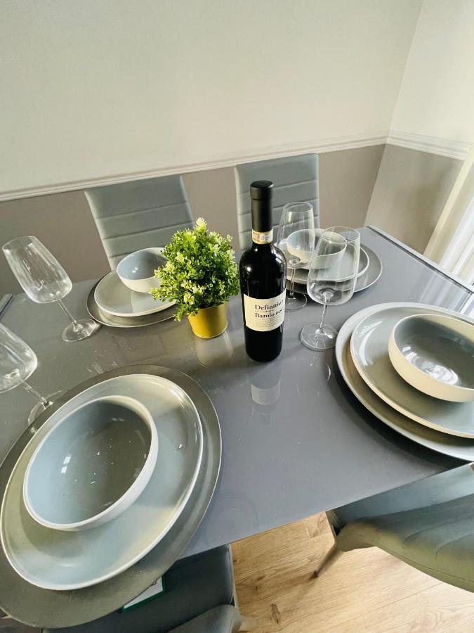 Wolverhampton Large 3 Bedrooms 5 Bed House Perfect For Short & Long Stays Contractors Business Nhs Insurance 1 Bathroom And Separate Wc Private Garden Driveway For 2 Large Vehicles Close To City Centre M6 M54 And Walsall Willenhall Cannock Property Экстерьер фото