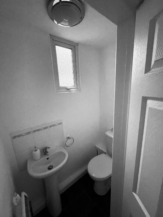 Wolverhampton Large 3 Bedrooms 5 Bed House Perfect For Short & Long Stays Contractors Business Nhs Insurance 1 Bathroom And Separate Wc Private Garden Driveway For 2 Large Vehicles Close To City Centre M6 M54 And Walsall Willenhall Cannock Property Экстерьер фото