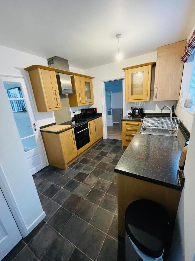 Wolverhampton Large 3 Bedrooms 5 Bed House Perfect For Short & Long Stays Contractors Business Nhs Insurance 1 Bathroom And Separate Wc Private Garden Driveway For 2 Large Vehicles Close To City Centre M6 M54 And Walsall Willenhall Cannock Property Экстерьер фото